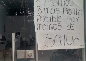 Con cadenas fueron cerradas las instalaciones de Asmet Salud en Puerto Rico por usuarios que protestan desde hace dos días en la entidad.