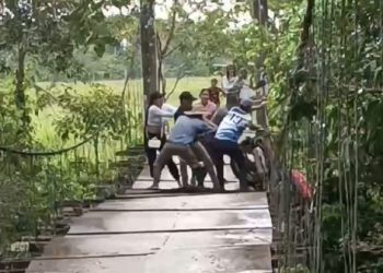 MAL ESTADO DE UN PUENTE COLGANTE, PUSO EN RIESGO LA VIDA DE UNA DOENTE.