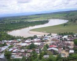 VIVIENDAS Y EDIFICOS INSTITUCIONALES EN PELIGRO POR SOCABAMIENTO DE TALUD  DEL RIO PESCADO.
