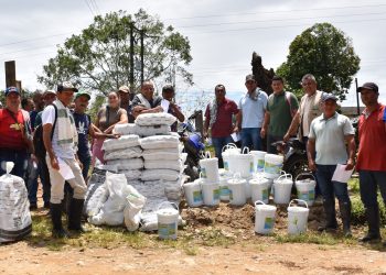 PRODUCTORES DE LECHE RECIBIREON SEMILLAS Y FERTILIZANTES PARA SUS FINCAS.
