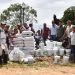 PRODUCTORES DE LECHE RECIBIREON SEMILLAS Y FERTILIZANTES PARA SUS FINCAS.