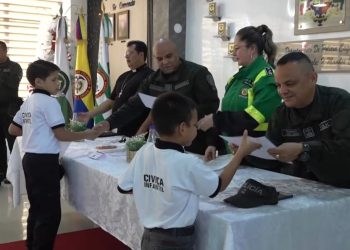 RECONOCIMIENTO A NIÑOS Y NIÑAS QUE SE FORMAN EN LA POLICÍA EN PROYECTOS CÍVICOS.
