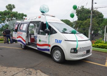 EL MINISTERIO DE SALUD ENTREGÓ AMBULANCIA MEDICALIZADA AL HOSPITAL MARÍA INMACULADA.