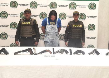 LA POLICÍA CAPTURÓ A MUJER CON SIETE ARMAS DE FUEGO EN SU PODER.