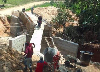 CAMPESINOS CONSTRUYEN PUENTE COMUNITARIO QUE CONECTA VEREDAS EN SAN VICENTE DEL CAGUÁN