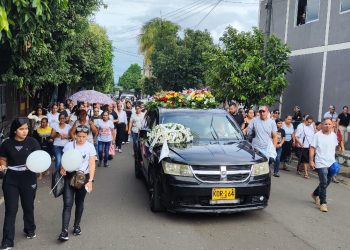 EMOTIVO MENSAJE DE DESPEDIDA A GERALDINE VELÁSQUEZ DURANTE SUS HONRAS FÚNEBRES.