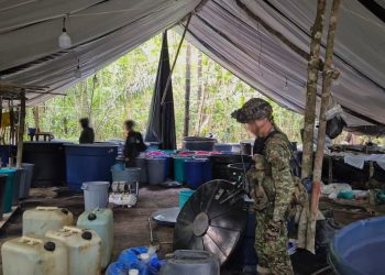 EL EJÉRCITO DESMANTELÓ LABORATORIO PARA EL PROCESAMIENTO DE COCAÍNA Y GOLPEA LAS FINANZAS DE LAS DISIDENCIAS EN GUAVIARE.