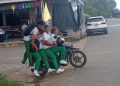CINCO ESTUDIANTES EN UNA SOLA MOTOCICLETA Y SIN CASCO GENERAN PREOCUPACIÓN EN CARTAGENA DEL CHAIRÁ