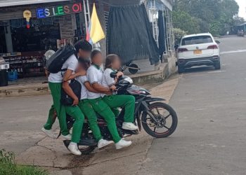 CINCO ESTUDIANTES EN UNA SOLA MOTOCICLETA Y SIN CASCO GENERAN PREOCUPACIÓN EN CARTAGENA DEL CHAIRÁ