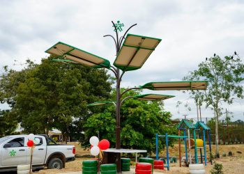 SAN JUAN DE LOZADA CUENTA CON EL PRIMER ÁRBOL DE ENERGÍA RENOVABLE CONSTRUIDO POR APRENDICES DEL SENA.