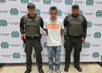 LA POLICÍA CAPTURÓ A TRES HOMBRES SE MOVILIZABAN EN UNA MOTOCICLETA Y EMPRENDIERON LA HUIDA AL NOTAR LA PRESENCIA POLICIAL.