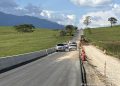 VEHÌCULOS SE MOVILIZAN POR PRIMER CARRIL DEL PUENTE DE LA EUEBRADA LAS DELICIAS.