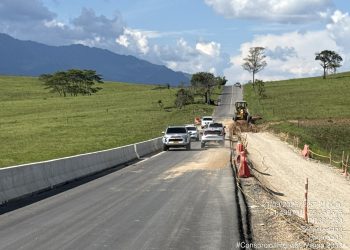 VEHÌCULOS SE MOVILIZAN POR PRIMER CARRIL DEL PUENTE DE LA EUEBRADA LAS DELICIAS.