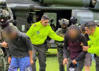 EJÉRCITO CAPTURÓ A SEIS PRESUNTOS INTEGRANTES DE LAS DISIDENCIAS DE LAS FARC Y RECUPERA A UN MENOR, EN LA MONTAÑITA, CAQUETÁ.